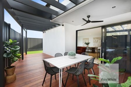 Luxury & New In Greenvale! - Photo 3