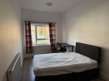 6 bedroom detached house to rent - Photo 4