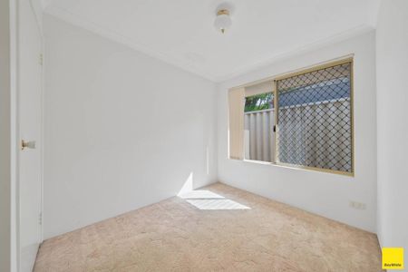 LARGE FAMILY HOME! - Photo 4