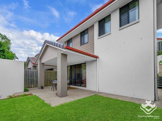 Spacious 3-Bedroom Townhouse with solar & Double Lock-Up Garage in Sought-After Corinda includes water and most of electricity. - Photo 1