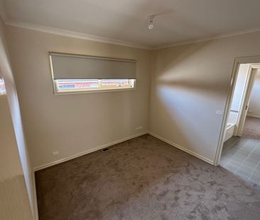 Freshly Updated, 3 Bedroom, 2 Bathroom - Photo 3