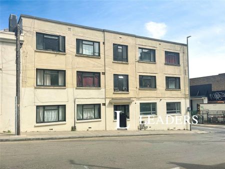 3 bedroom flat to rent - Photo 5