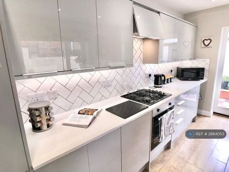 3 bedroom terraced house to rent - Photo 5