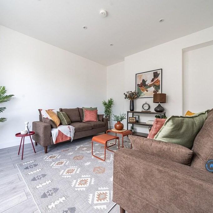 4 bedroom end of terrace house to rent - Photo 1