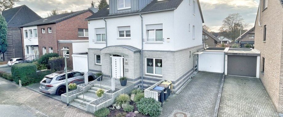 iTH: Lichtdurchflutet und gemütlich: Moderne DG - Mietwohnung mit Balkon ab sofort bezugsfrei! - Photo 1