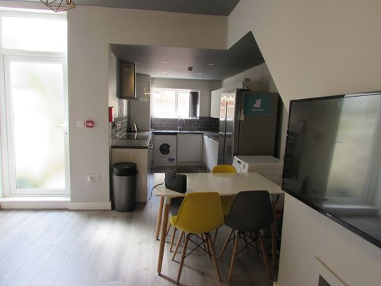 Room in a Shared House, Hannan Road, L6 - Photo 1
