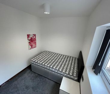 5 bedroom end of terrace house to rent - Photo 3