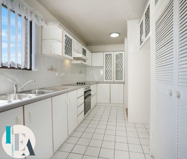 Ground floor two bedroom unit - Photo 2