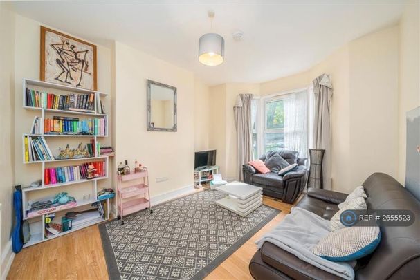 1 bedroom in a house share to rent - Photo 1