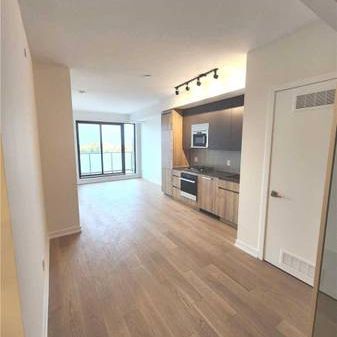 Luxurious feel roncy area + den parking included! - Photo 1