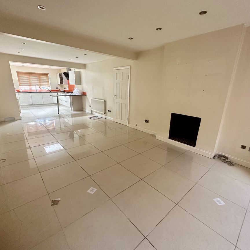 St. Marys Avenue North, Middlesex, UB2 - Photo 1