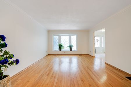For Lease - 34 Harringay Crescent, Toronto, Ontario - Photo 2