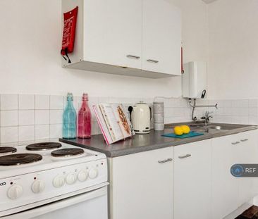 1 bedroom in a house share to rent - Photo 3