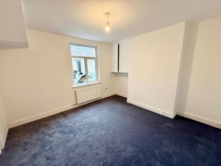 3 bedroom end of terrace house to rent - Photo 3