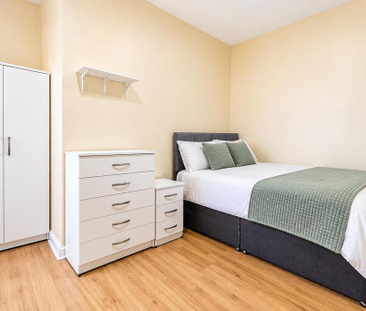4 bedroom flat to rent - Photo 4