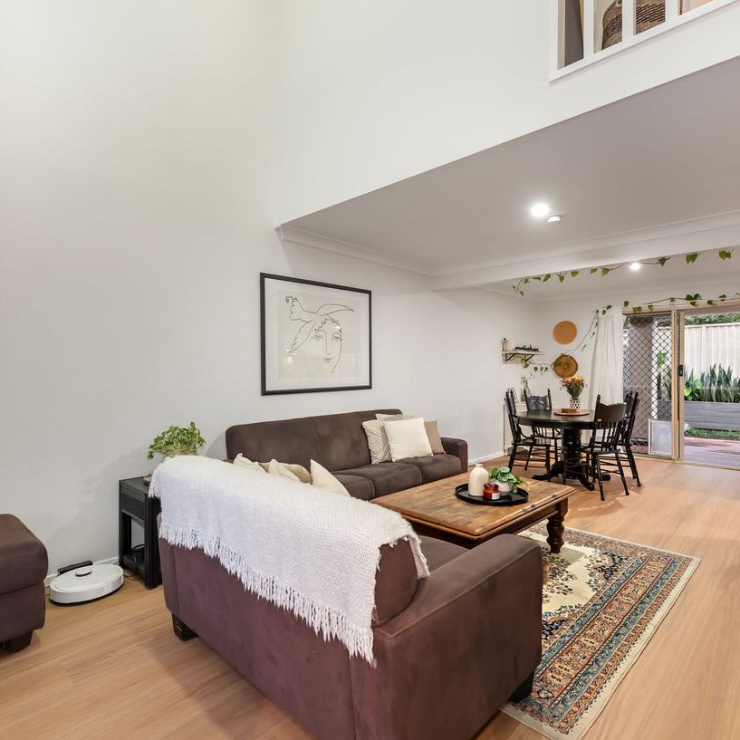 Exquisite Three Bedroom Townhouse - Photo 1