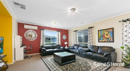 3-bedroom house in Cranbourne North! - Photo 3