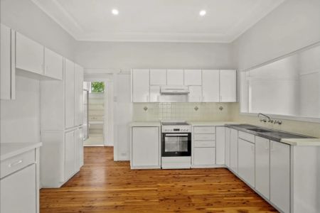 The Ideal Family Home - Conveniently located to all amenities - Photo 3