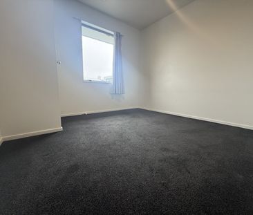 Spacious 5 Bedroom Home in Addington - Photo 2