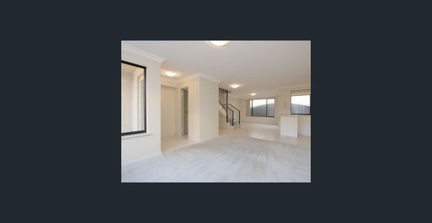 Modern Home, close to all amenities - Photo 1