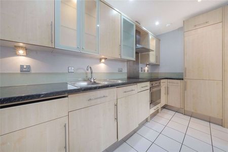 Two bedroom apartment within 0.25 miles from Tower Hill and Aldgate. - Photo 2