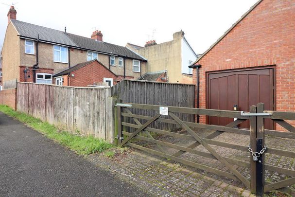 2 bedroom end of terrace house to rent - Photo 1
