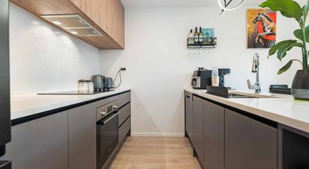 Modern, Stylish 3-Bedroom Townhouse for Rent in He - Photo 2