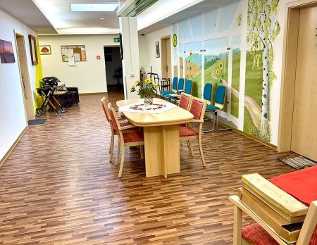 Altersgerechte 2-Raum-Wohnung - Fahrstuhl - ebenerdige Dusche - komplett möbliert - Thum-Jahnsbach! - Foto 1