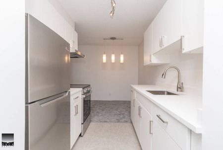 305-2016 Fullerton Avenue, North Vancouver - Photo 3