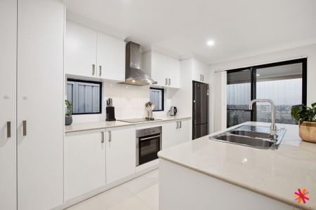 SPACIOUS 4X2 WITH DOUBLE GARAGE - Photo 4