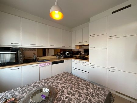 Centraal gelegen appartement met 2 slaapkamers en ondergrondse staanplaats - Foto 2