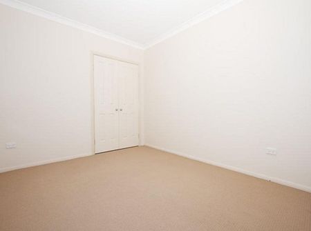 Conveniently Located 3-Bedroom Home – Walk to Westridge Shopping Centre - Photo 4