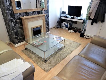 3 bedroom House in Woodside Place, Leeds - Photo 4