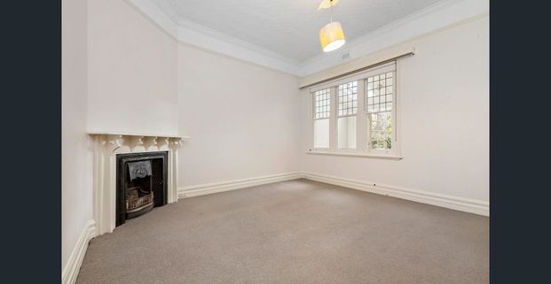 Three Bedroom House With Courtyard - Photo 1