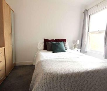 Grange Avenue, Uni Area, RG6 - Photo 4