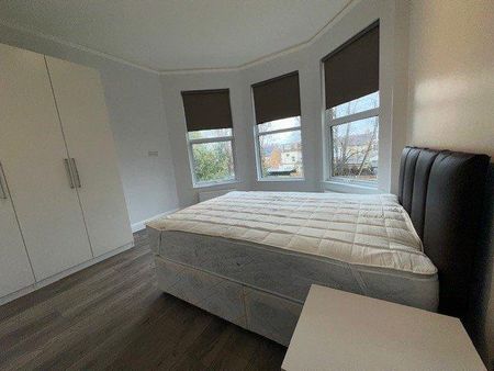 3 bedroom flat to rent - Photo 4