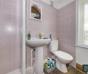 4 bedroom end of terrace house to rent - Photo 1