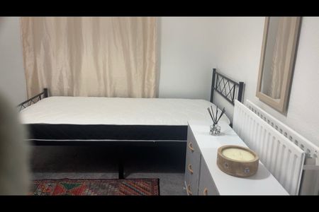 Room in a Shared House, Cholmeley Place, RG1 - Photo 2