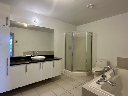 1210 Rue Saint-Antoine Est, #403 - Photo 1