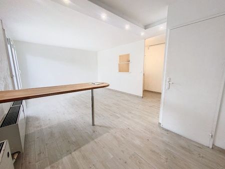 Appartement à louer - REIMS- PROCHE HÔPITAL- - Photo 4