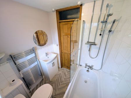 A 3 Bedroom Terraced - Photo 3