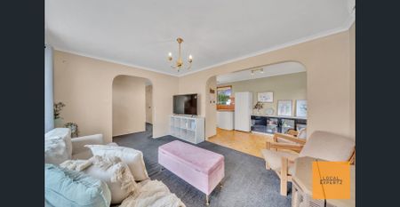 Family home within close proximity to all amenities! - Photo 2