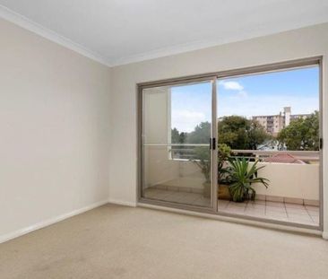 Spacious top floor apartment in the heart of Bondi - Photo 5