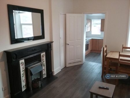 1 bedroom in a flat share to rent - Photo 2