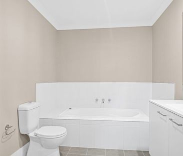 Bright, modern 4 bedroom home - Photo 4