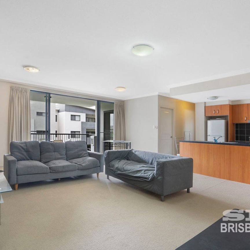 A spacious unit in a perfect location near Garden City shopping Center - Photo 1