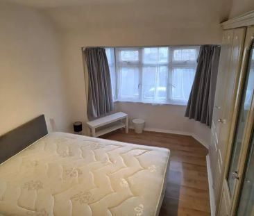 4 bedroom semi-detached house to rent - Photo 4