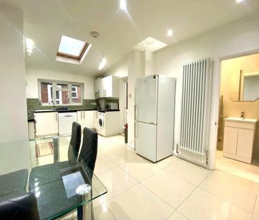 4 bedroom terraced house to rent - Photo 2