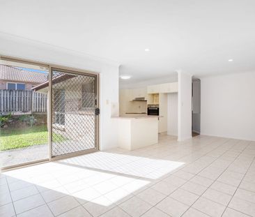 Family Home in Mudgeeraba! - Photo 2