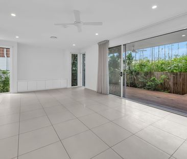 Light-Filled & Stylish Townhouse in Prime Location - Photo 1